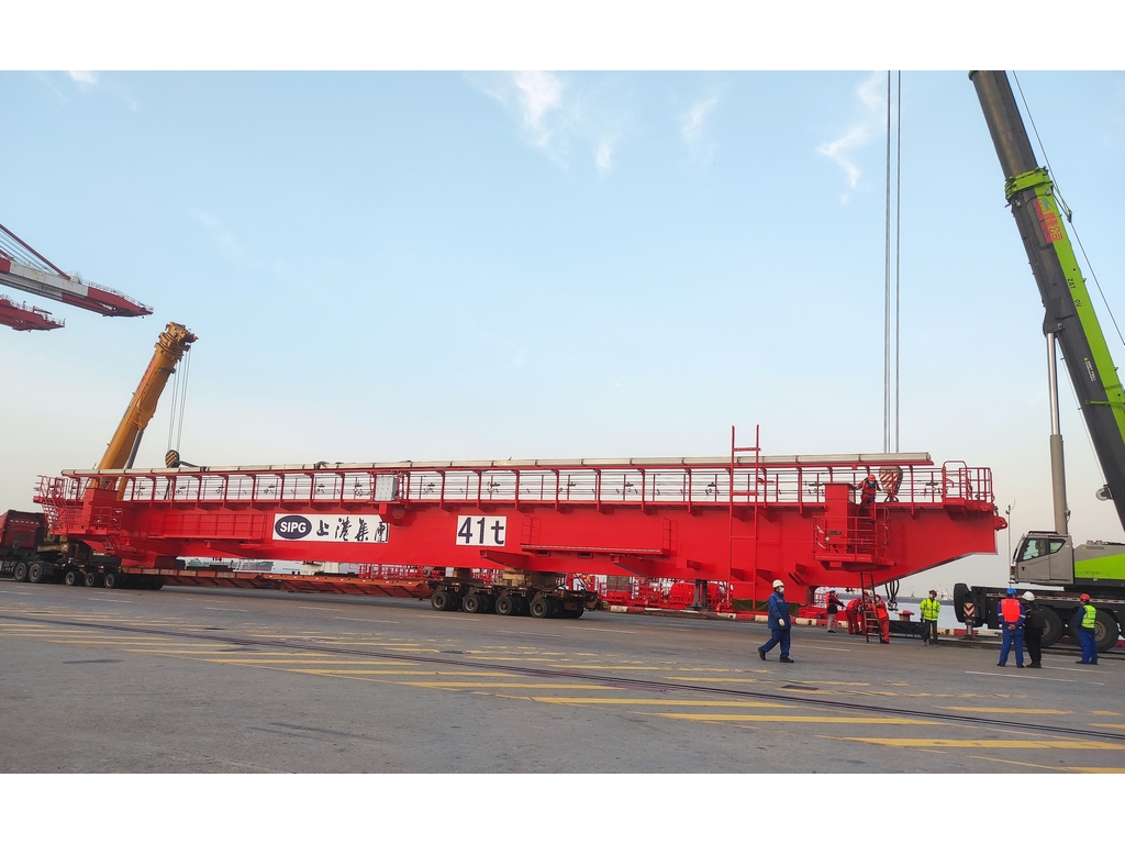 振东分公司重箱轨道吊三期工程配套 首批2台自动化轨道吊设备到港