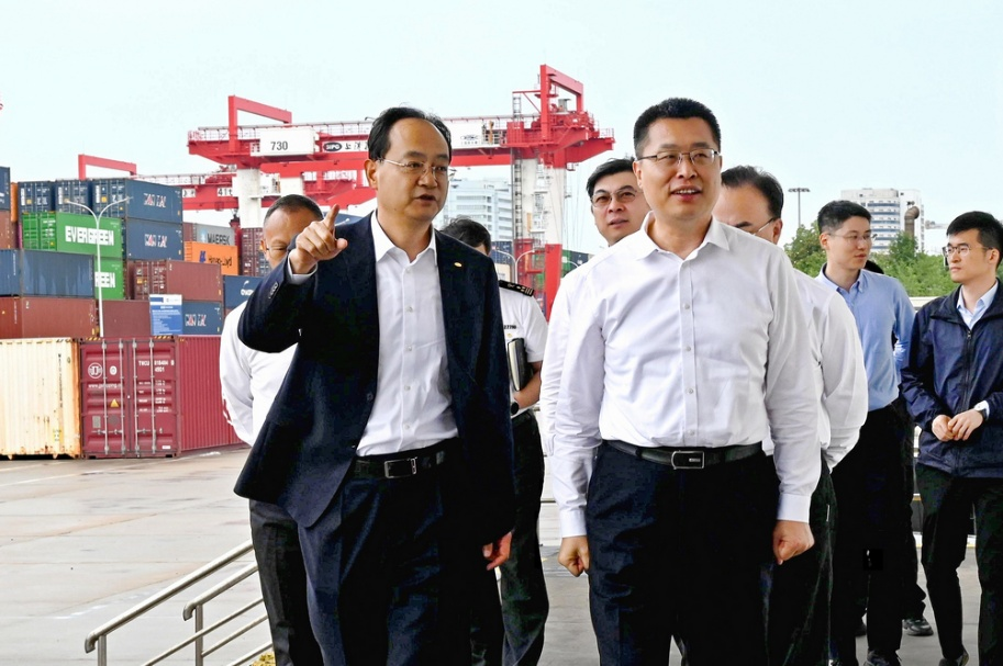 集团总裁宋晓东接待上海市副市长卢山一行到上海海运跨境电商运营中心调研考察